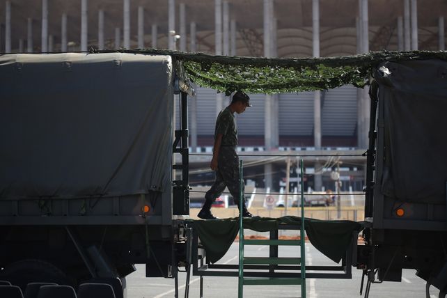 Un soldado custodia uno de los estadios donde se jugarán los Juegos en Río.