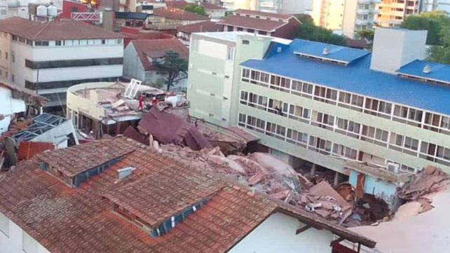 Se derrumbó un edificio en Villa Gesell: intentan rescatar a las personas atrapadas