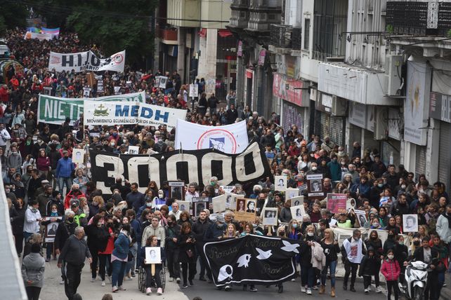 La movilización fue encabezada por organismos de DDHH con el recuerdo de los desaparecidos.
