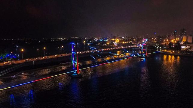 El Puente Colgante iluminó la noche patria