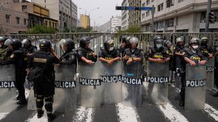 Las fuerzas policiales cercano la zona del Congreso en Lima tras la destitución y detención de Pedro Castillo.