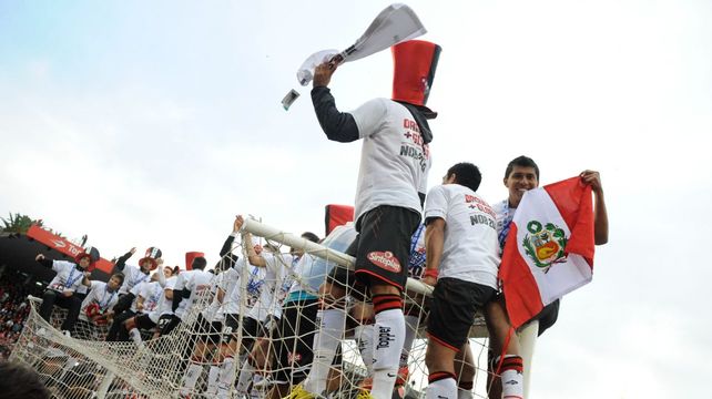 Cruzado festejó con la bandera de Perú cuando Newells se consagró campeón del torneo Final 2013.