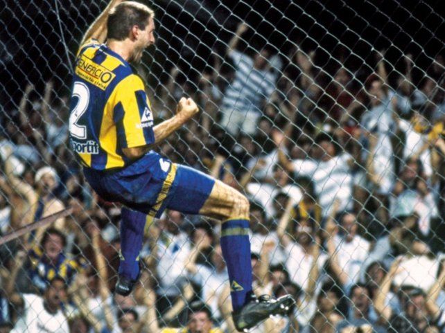Petaco Carbonari celebra el 4 a 0 de Central