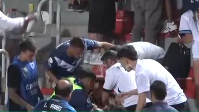 Plateístas y algunos jugadores de Vélez a las trompadas en una de las plateas de Unión.