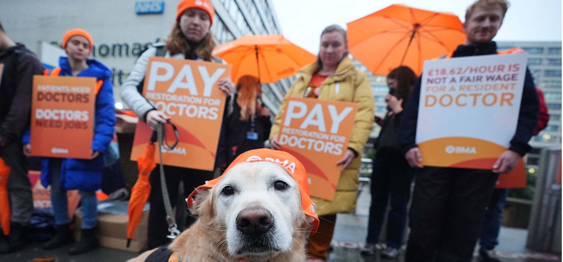 Médicos residentes del NHS sostienen pancartas frente al Hospital St Thomas de Londres, mientras miles de médicos residentes se declaran en huelga en toda Inglaterra por una disputa salarial, el viernes 14 de noviembre de 2025. (James Manning/PA vía AP) Médicos residentes del NHS sostienen pancartas frente al Hospital St Thomas de Londres, mientras miles de médicos residentes se declaran en huelga en toda Inglaterra por una disputa salarial, el viernes 14 de noviembre de 2025. (James Manning/PA vía AP)