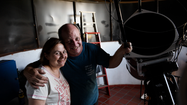 Víctor Buso junto al telescopio con el que hizo historia