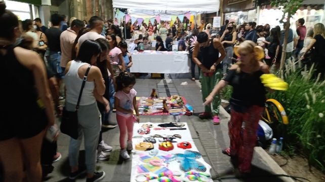 Las rosarinas y rosarinos disfrutaron de una noche distinta en las peatonales Córdoba y San Martín.