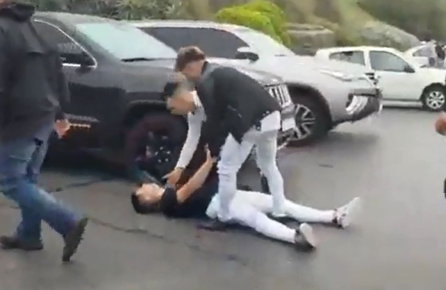 El momento del ataque al joven