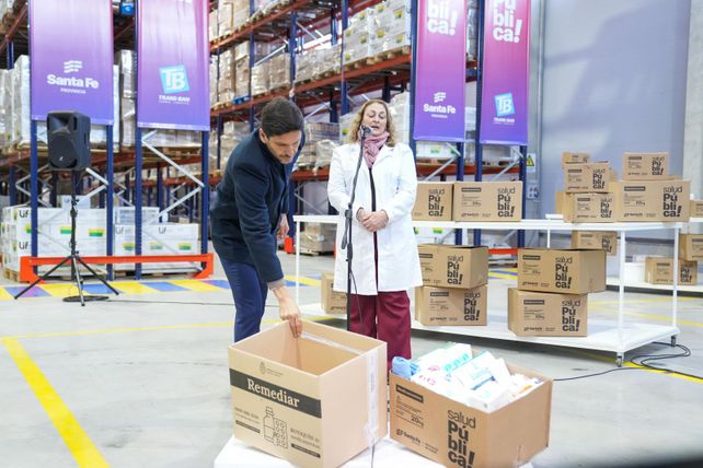 El gobernador Maximiliano Pullaro puso hoy en funcionamiento el nuevo centro de distribución de medicamentos en la localidad de Funes.