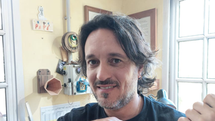 Uno de los pocos luthiers en el sur de Santa Fe: Claudio Ghisio construye guitarras en Bigand