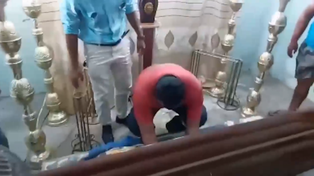 Video: una mujer se despertó dentro de un ataúd durante su propio velatorio