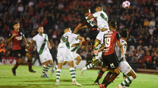 Gustavo Velázquez cabecea el tiro libre de Sordo para abrir el marcador en el partido que Newells le ganó a Banfield.