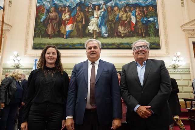 Jimena Senn (UCR Evoluci&oacute;n), Pablo Far&iacute;as (PS) y Ricardo Olivera (PJ), la mesa directiva de la C&aacute;mara baja.