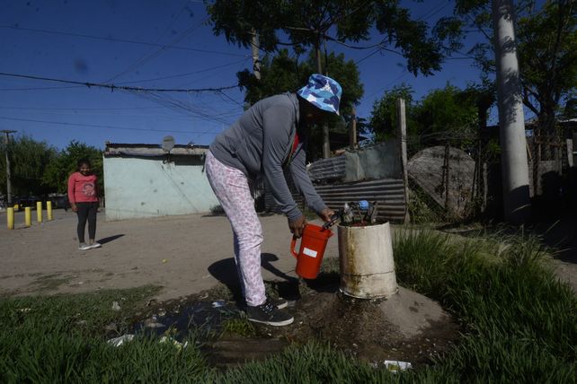 La canilla comunitaria de la que se abastecen los vecinos del barrio Toba.