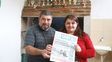 Emilio y Alejandra compran Diario UNO el fin de semana para leerlo en familia. Emilio y Alejandra compran Diario UNO el fin de semana para leerlo en familia.