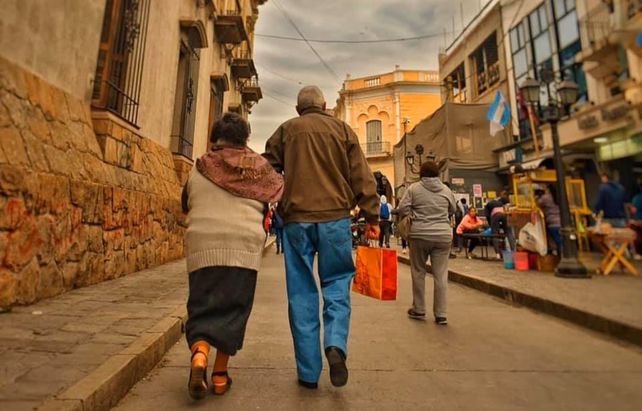 La linda. El centro de la ciudad de Salta ayer con gente en las calles..