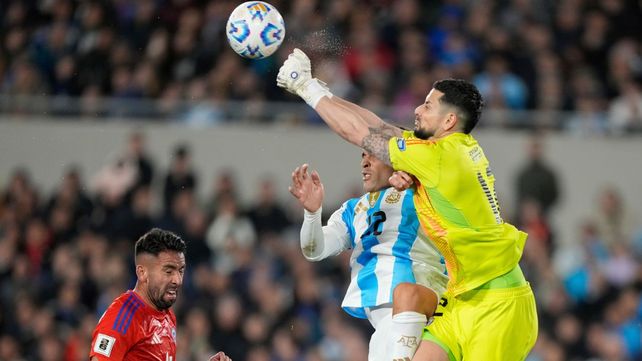 Arias se queda con el centro al área de Chile. Argentina merodeó siempre los dominios del arquero de Racing.