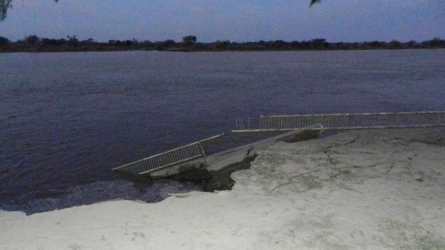 Se desmoronó parte de la defensa contra inundaciones en la localidad de San Javier