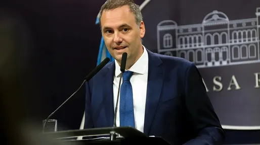 Manuel Adorni respondió a las acusaciones: No es contra mí, es contra el gobierno