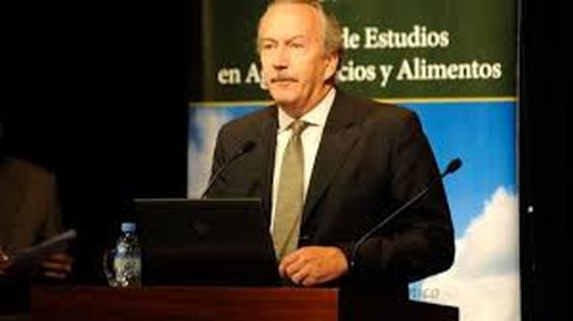 Luis Herrera antes de la estafa dando una charla en el Rofex local