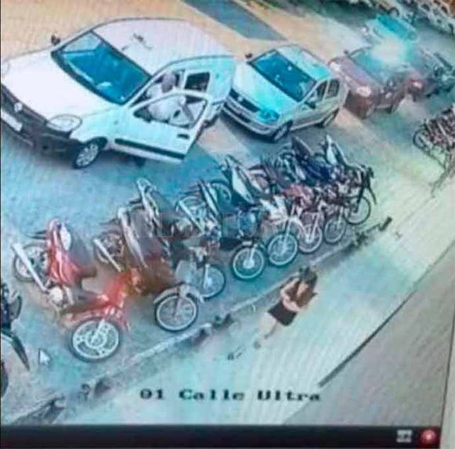 La última imagen de Agustina cuando salía del boliche en Esperanza.&nbsp;