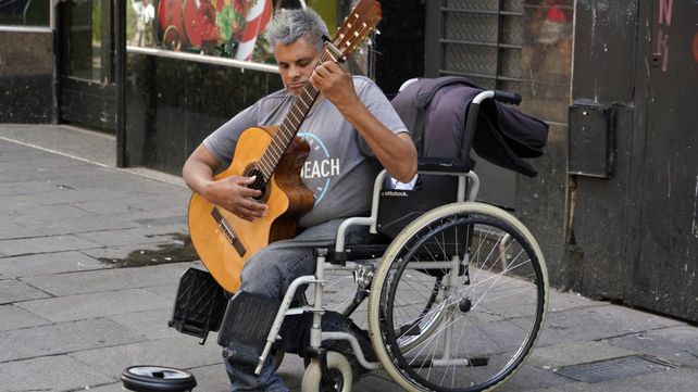 Marcelo Moyano hace más de 20 años que lleva música a la peatonal Córdoba