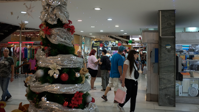 El centro rosarino viene concurrido para compras de regalos en los días previos a Navidad.