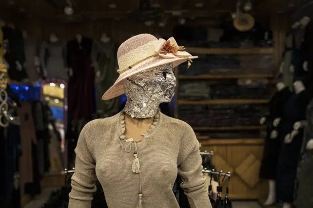 Talibanes encapuchan y enmascaran maniquíes de mujeres
