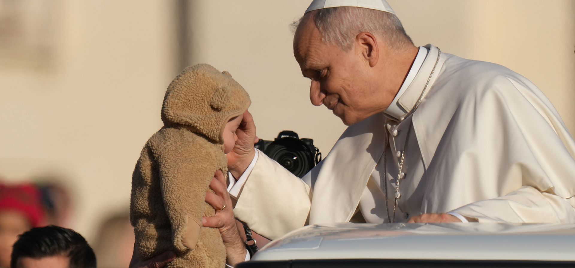 El papa León XIV bendice a un niño durante su audiencia general semanal en la Plaza de San Pedro, en el Vaticano, el miércoles 31 de diciembre de 2025. (Foto AP/Andrew Medichini) El papa León XIV bendice a un niño durante su audiencia general semanal en la Plaza de San Pedro, en el Vaticano, el miércoles 31 de diciembre de 2025. (Foto AP/Andrew Medichini)