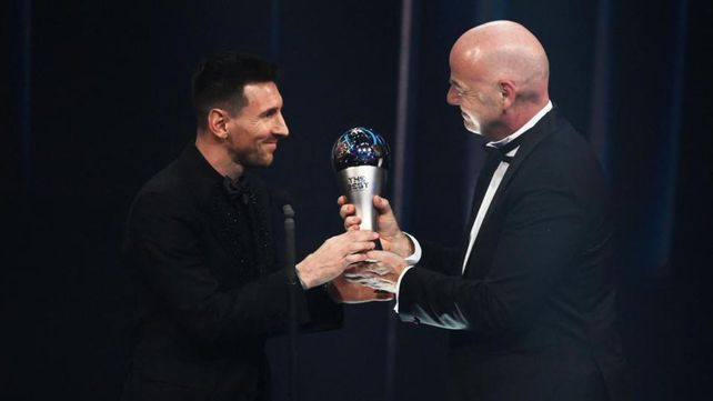 Lionel Messi recibe el premio The Best de la FIFA del 2022 en manos de Gianni Infantino.
