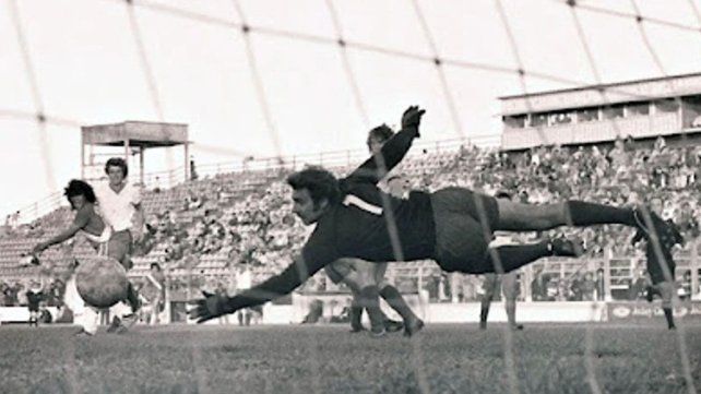 Primer Gol de Maradona en el profesionalismo.