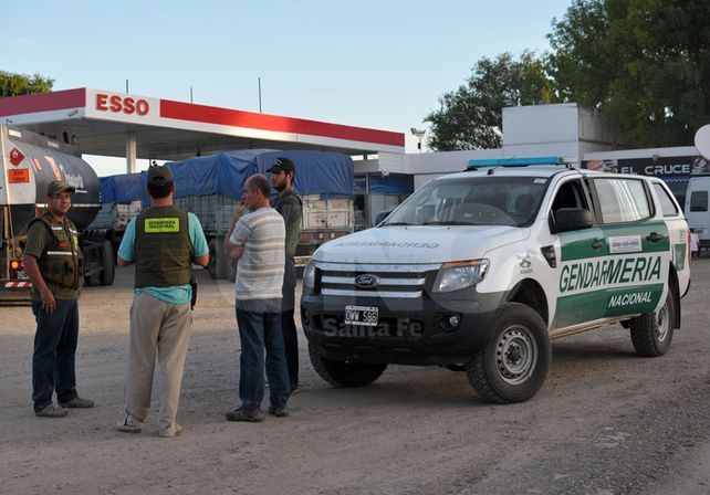 La estación de servicio que hizo de base de operaciones de las fuerzas de seguridad. / Juan M. Baialardo