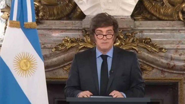 Javier Milei saludó a los estudiantes y cuestionó la asistencia esclavizante