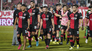 Facundo Guch y Luca Regiardo, en primer plano, dejan la cancha tras el triunfo de Newells. Dos jóvenes que cumplen.