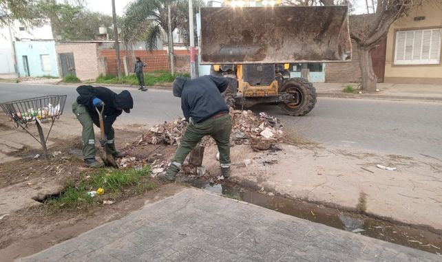 Alerta por tormentas en Santa Fe: refuerzan los operativos de limpieza con cuadrillas y maquinaria en toda la ciudad