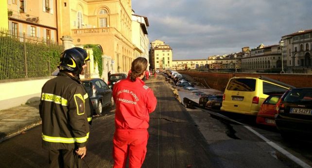 Un desplazamiento de tierra se traga una veintena de autos y deja un socavón de 200 metros en el centro de Florencia