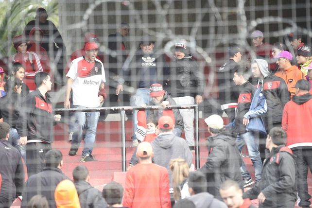 La pelea entre os hinchas en la tribuna popular.&nbsp;