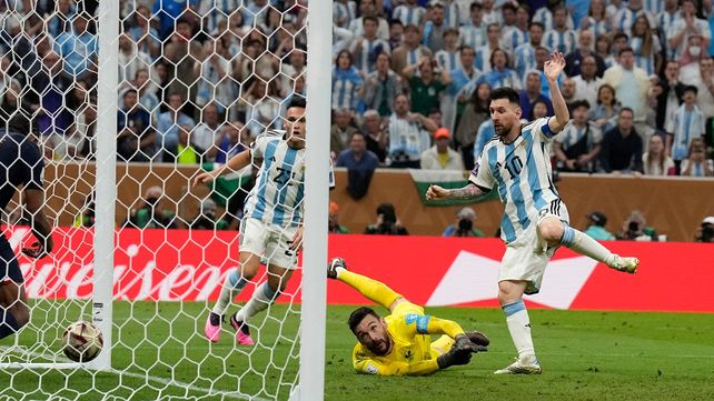 ¿Tan polémico? Messi convierte el tercero ante Francia. Según el diario L’Equipe debió ser invalidado amparándose en un reglamento que vale para la liga inglesa pero no para la Fifa.