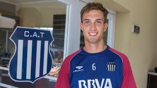 Juan Cruz Komar, con el escudo de Talleres, ¿lo cambiará por el de Central?