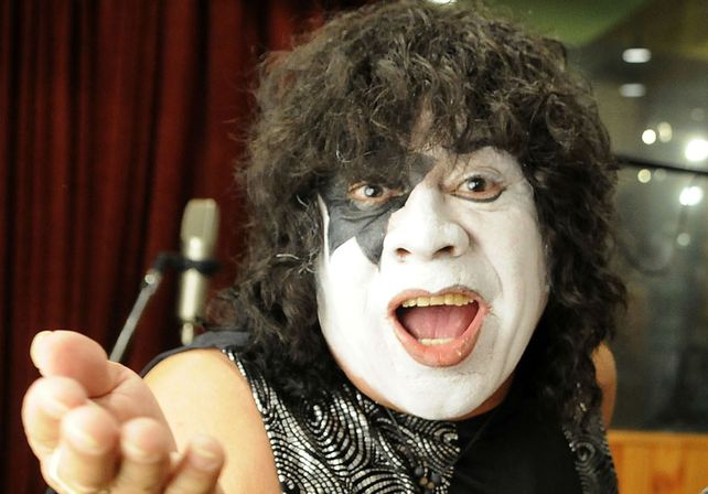 La extraña pronunciación de La Mona Jiménez del tema de Kiss