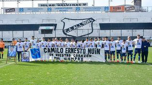 El emocionante homenaje de sus compañeros al joven futbolista que murió durante una cirugía de rodilla