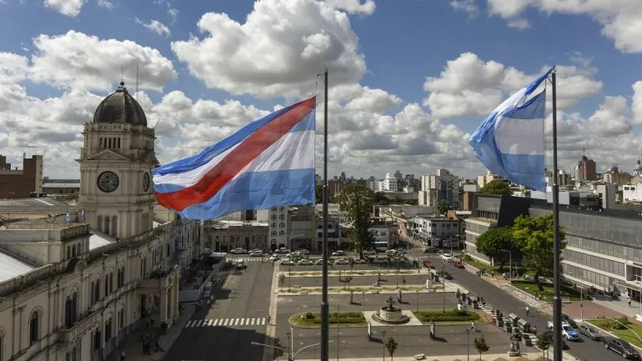 La primera, es la bandera de Argentina federal (con la banda roja en diagonal), y la segunda es la bandera Argentina de 1812. 