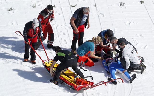 Socorristas de montaña asisten al noruego Daniel Andre Tande después de que se estrellara durante el evento de la Copa del Mundo individual de vuelo de esquí en Planica