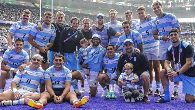 Los jugadores y el cuerpo técnico de Los Pumas 7 luego del último partido.