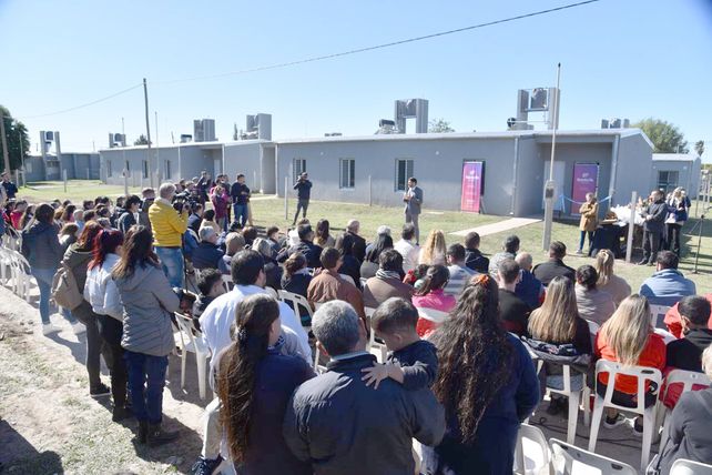 Pullaro anunció en El Trébol el diseño de un nuevo programa de viviendas para quienes puedan pagar una cuota hipotecaria.