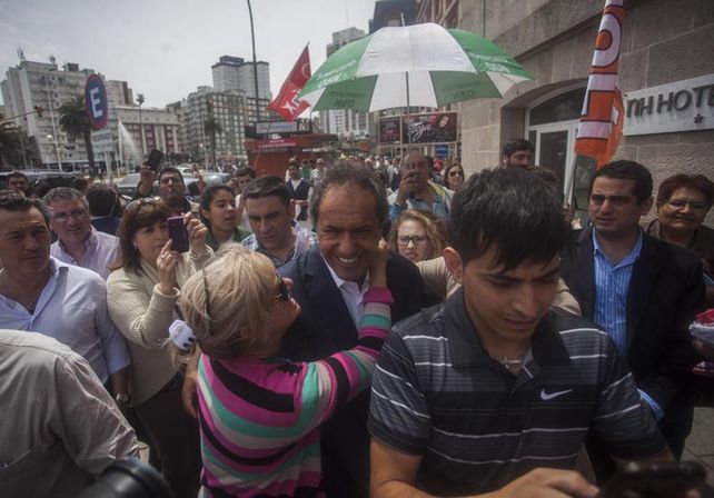 Scioli dijo que el domingo se elige entre un creído de barrio Parque y un trabajador nacido en Villa Crespo