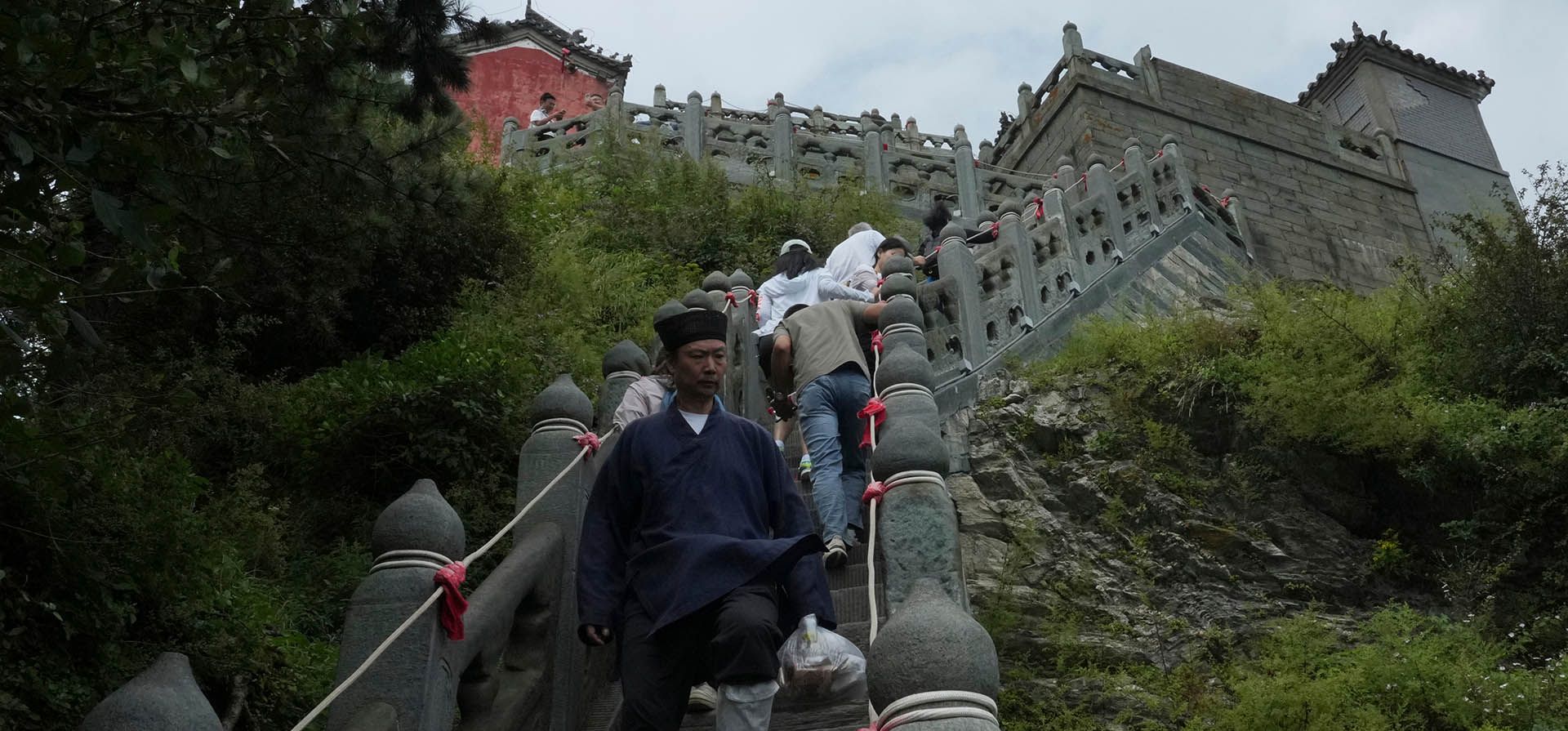 Un sacerdote taoísta baja las escaleras cerca del Salón Dorado en las montañas de Wudang, provincia de Hubei, China, el jueves 3 de septiembre de 2026. (Foto AP/Achmad Ibrahim)