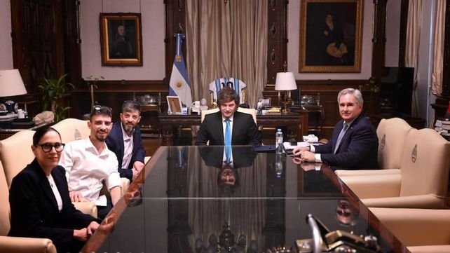 Javier Milei recibió en la Casa Rosada a los argentinos David y Ariel Cunio.&nbsp;