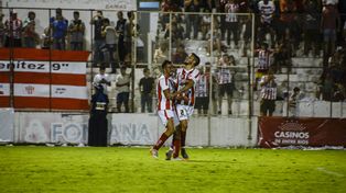Oportuno. Albornoz festeja su gol junto a Walter Torres. El empate llegó 8 minutos después del tanto visitante.