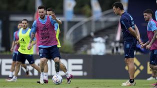 Te espero hasta el último instante. Scaloni anticipó la noticia del viaje de Messi a La Paz en horas del mediodía del domingo y por la parte el 10 partió junto a la delegación.